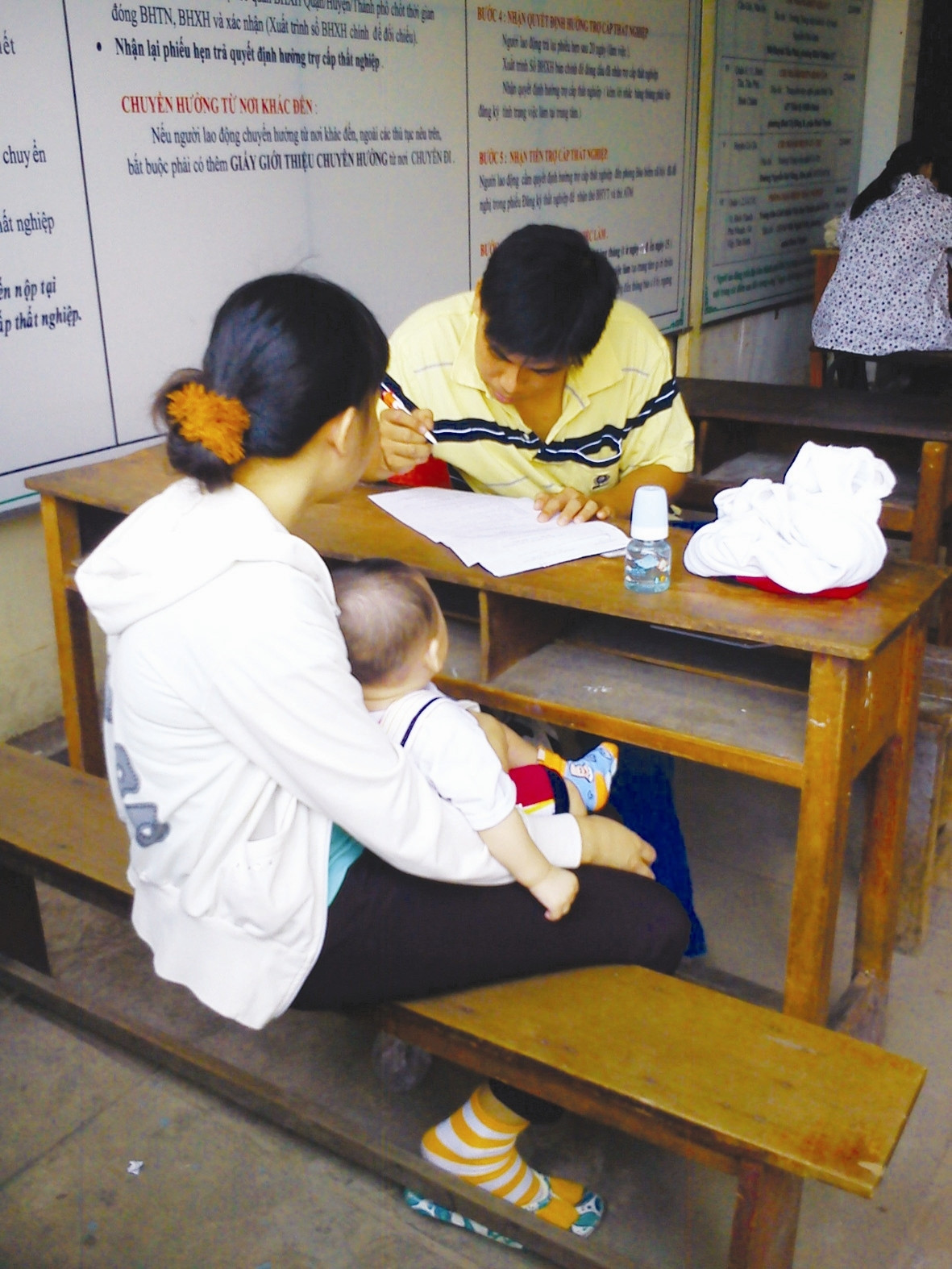 Vợ chồng anh Đoàn Văn Phúc làm hồ sơ đăng ký thất nghiệp tại Trung tâm giới thiệu việc làm TPHCM sáng 10-8. Ảnh: V.K