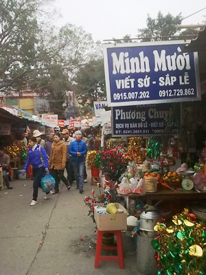 Đường vào đền Bà Chúa Kho san sát hàng quán 