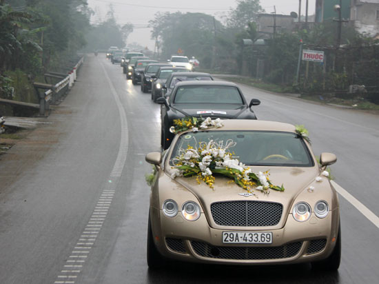 Ra khỏi đường làng, đến con đường mới làm của huyện Lộc Hà xuất hiện thêm những chiếc siêu xe Bentley Mulsanne; Bentley Continental Flying Spur, Mercedes S550, Audi Q7, Audi Q5, Lexus LS 460L, BMW X6…