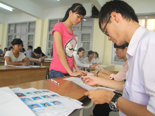 Thí sinh làm thủ tục dự thi sáng 8/7