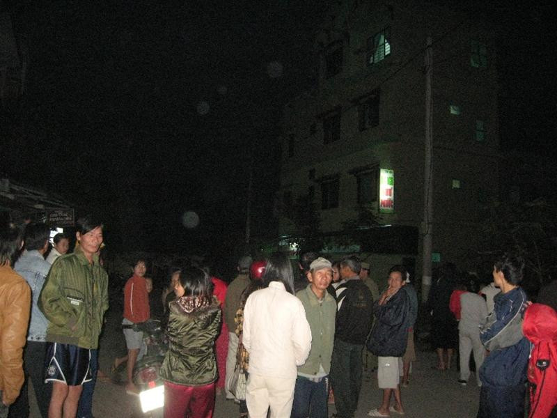 Người dân khu vực phường Vỹ Dạ, Huế, có một đêm không ngủ vì vụ bắt cóc. Đến gần 6 giờ sáng, khu vực xảy ra vụ bắt cóc vẫn đông kín người. Ảnh : Ngọc Văn Người dân khu vực phường Vỹ Dạ, Huế, có một đêm không ngủ vì vụ bắt cóc. Đến gần 6 giờ sáng, khu vực xảy ra vụ bắt cóc vẫn đông kín người. Ảnh : Ngọc Văn