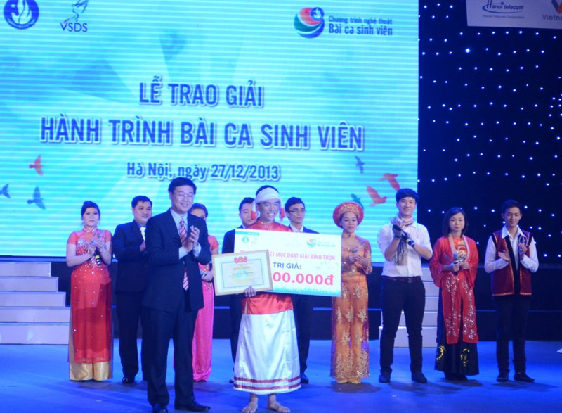 Trao giải thưởng bình chọn qua mạng nhiều nhất thuộc về “Tiếng trống Paranung” của Tốp ca Đại học Y Dược TP. Hồ Chí Minh. Trao giải thưởng bình chọn qua mạng nhiều nhất thuộc về “Tiếng trống Paranung” của Tốp ca Đại học Y Dược TP. Hồ Chí Minh
