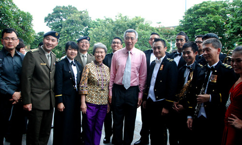 Thủ tướng Lý Hiển Long và phu nhân với đoàn quân nhạc Singapore