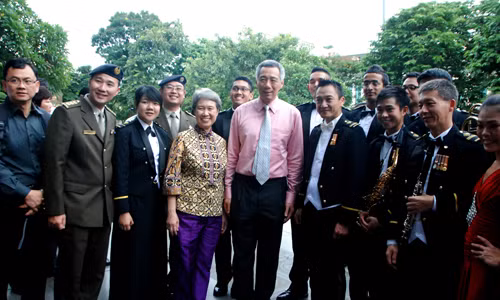 Thủ tướng Lý Hiển Long và phu nhân với đoàn quân nhạc Singapore