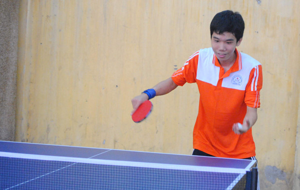 Chuẩn bị giao bóng. Ảnh: Quý Hiên Chuẩn bị giao bóng