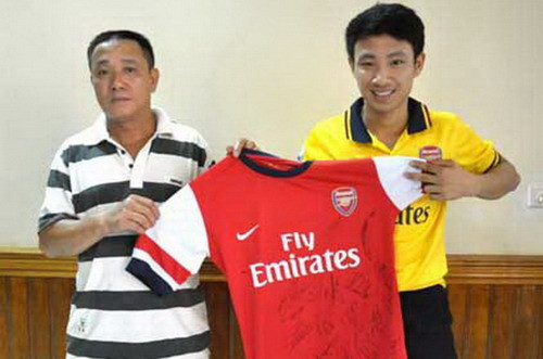 Hai bố con chàng "Running man" khoe báu vật vô giá. Hai bố con chàng