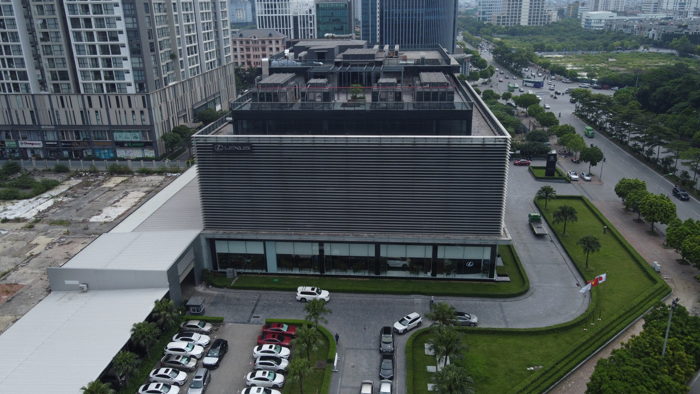 Ngay cạnh ô đất Dự án Nam Đàn Plaza là dự án xây dựng Trung tâm giới thiệu sản phẩm ngành nghề truyền thống dịch vụ và kinh tế tổng hợp HTX xã Mỹ Đình. Liên quan dự án này, UBND TP Hà Nội cho biết, ngày 07/2/2024, Sở Tài nguyên và Môi trường có văn bản số 1051, đề xuất UBND TP có văn bản báo cáo đề xuất Chính phủ giao Liên minh HTX Việt Nam có trách nhiệm phối hợp với Công ty cổ phần Lexus Thăng Long đề xuất đưa phương án xử lý phần tài sản trên đất (xác lập giá trị tài sản).