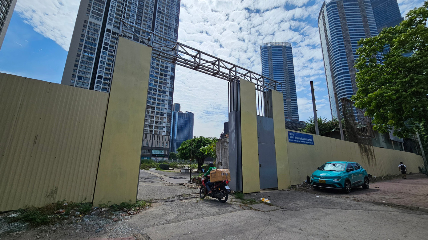 Đối với dự án này, UBND TP Hà Nội cho biết, tháng 10/2002, UBND TP có quyết định thu hồi 9.584m2 tại xã Mỹ Đình, huyện Từ Liêm, do UBND xã Mỹ Đình quản lý, các hộ dân đang sử dụng canh tác nông nghiệp cho Công ty TNHH Dịch vụ Xuyên Thái Bình Dương thuê để xây dựng Trung tâm Tang lễ Văn Minh.