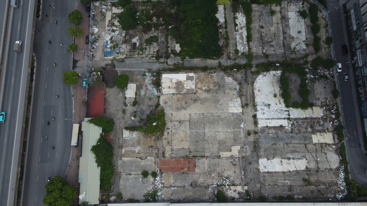 Những dãy nhà xưởng trong khu đất dự án đã được di dời.