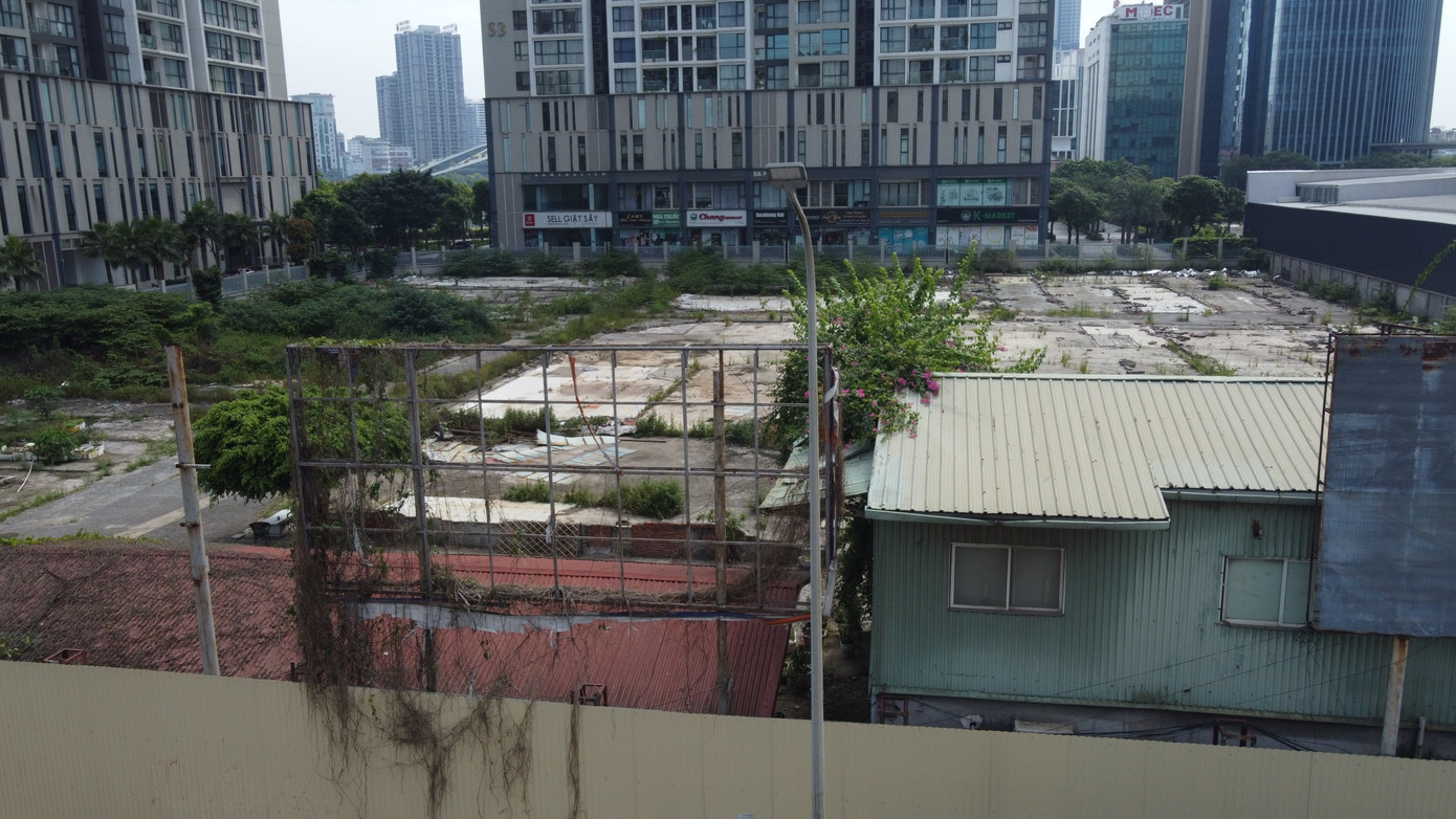 Sau 24 tháng tính từ ngày quyết định gia hạn, nếu Công ty cổ phần Địa ốc Dầu khí Viễn thông vẫn chưa đưa đất vào sử dụng thì Sở Tài nguyên và Môi trường lập hồ sơ trình UBND TP thu hồi đất mà không bồi thường về đất và tài sản gắn liền với đất, trừ trường hợp do bất khả kháng. Trong ảnh: Tấm biển ghi thông tin dự án chỉ còn trơ khung sắt sau nhiều năm.