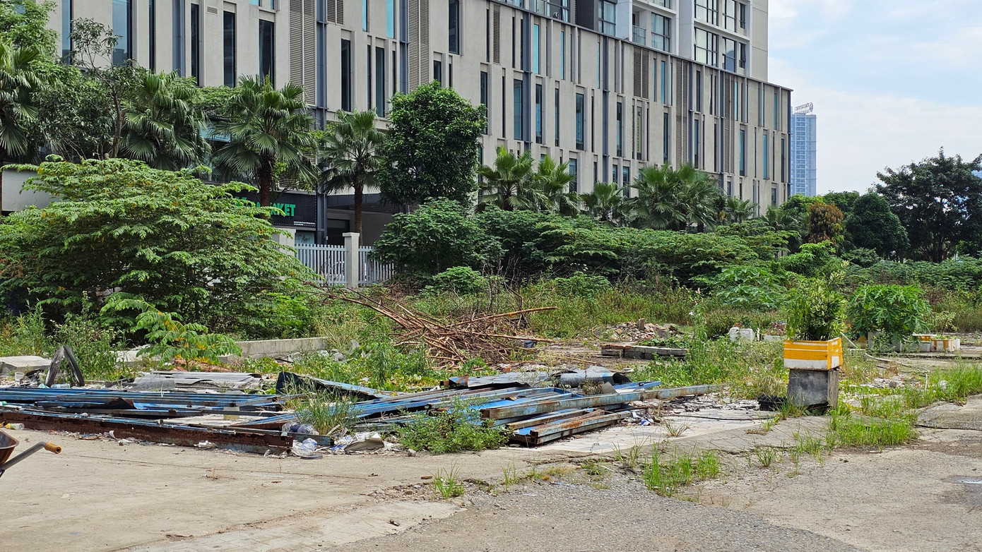 Phần sắt thép còn sót lại sau khi di dời các nhà xưởng "mọc" trên khu đất dự án.