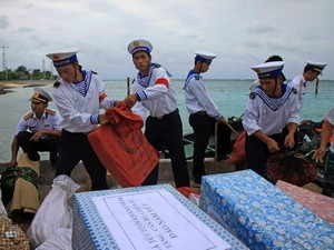 Chuyển quà tết từ đất liền lên đảo. (Ảnh: Trọng Đạt/TTXVN)