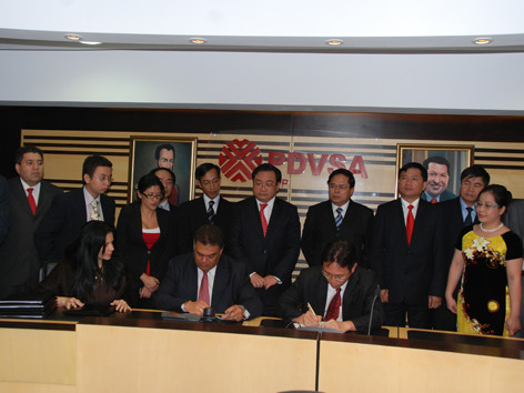 Phó Tổng GĐ Tập đoàn dầu khí QG Việt nam Nguyễn Quốc Thập đang chỉ trên vị trí bản đồ năng lượng quốc gia Venezuela vị trí Lô Junin 2 mà PVN đứng chân ( Các ảnh