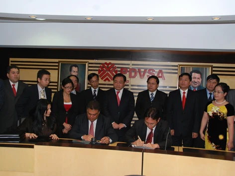 Phó Tổng GĐ Tập đoàn dầu khí QG Việt nam Nguyễn Quốc Thập đang chỉ trên vị trí bản đồ năng lượng quốc gia Venezuela vị trí Lô Junin 2 mà PVN đứng chân ( Các ảnh