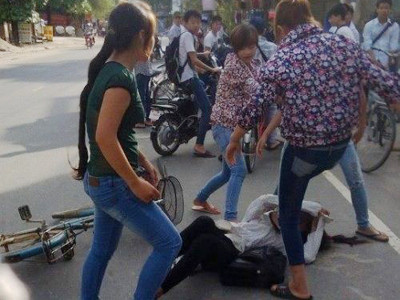 Hình ảnh nữ sinh đánh nhau được ghi lại trong clip
