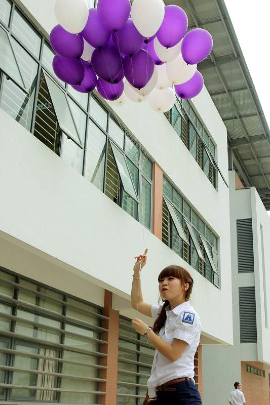 Trên tay ai cũng đều có cho mình một chùm bóng với hai màu tím, trắng