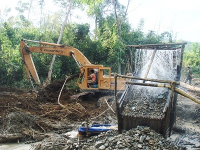 Máy múc được đưa vào tận rừng để phục khai thác vàng