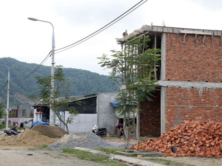 Nhiều khu đất được chuyển đổi mục đích sử dụng thấp hơn giá đất thành phố quy định, gây thiệt hại lớn cho ngân sách. Ảnh: Nguyễn Tú. Nhiều khu đất được chuyển đổi mục đích sử dụng thấp hơn giá đất thành phố quy định, gây thiệt hại lớn cho ngân sách. Ảnh: Nguyễn Tú