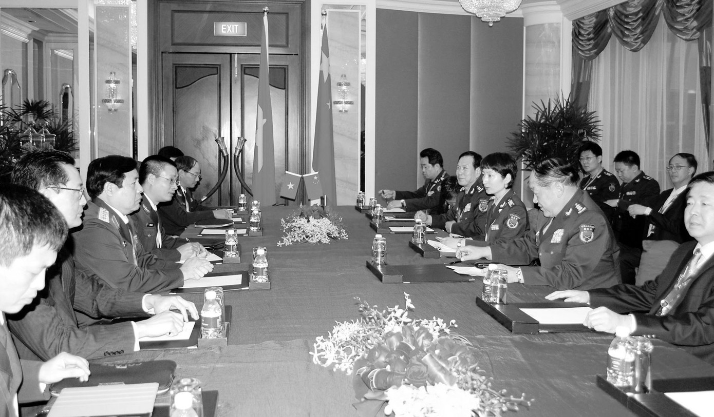 Quang cảnh cuộc tiếp xúc giữa Bộ trưởng Quốc phòng Việt Nam Phùng Quang Thanh (bên trái) với Bộ trưởng Quốc phòng Trung Quốc Lương Quang Liệt	Ảnh: TTXVN