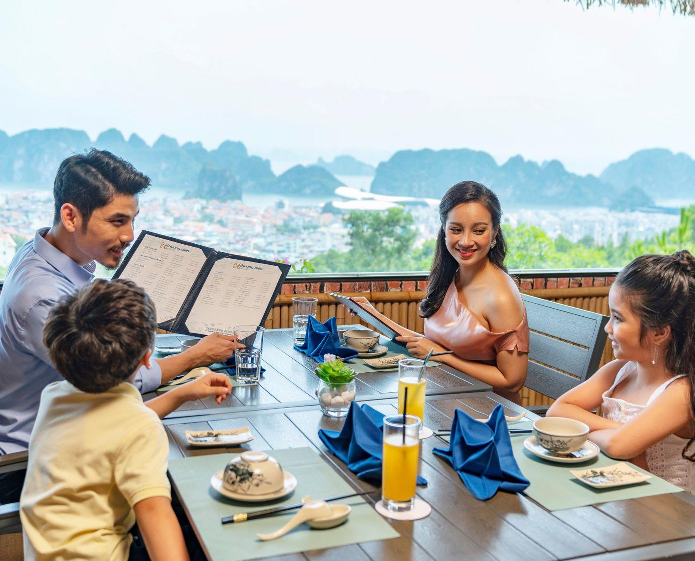 Nhiều gia đình lựa chọn kỳ nghỉ dưỡng khám phá vùng vịnh di sản (Ảnh: FLC Hạ Long)