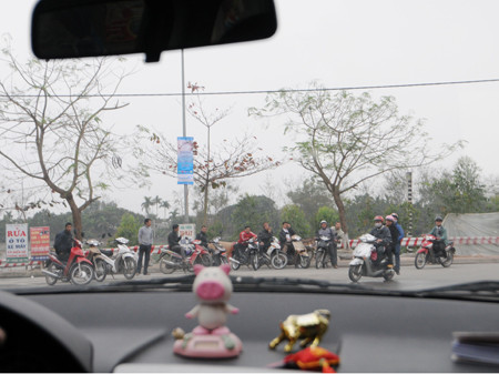 Cánh xe ôm bớt chèo kéo khách hơn so với mọi năm. Ảnh: Tuấn Nguyễn