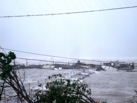 Hệ thống điện sinh hoạt tại Phú Lộc bị bão tàn phá. 