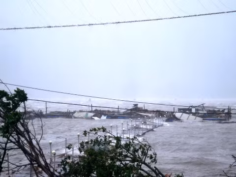 Hệ thống điện sinh hoạt tại Phú Lộc bị bão tàn phá. 