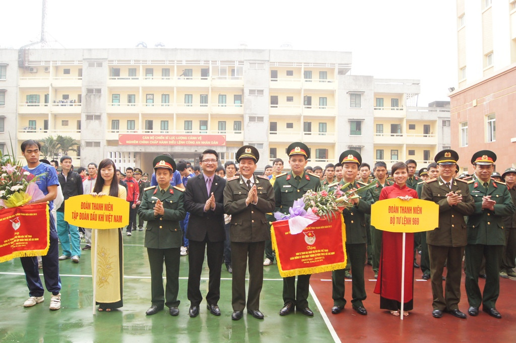 Lãnh đạo, chỉ huy các đơn vị tặng cờ, hoa động viên các đoàn