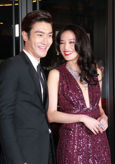 Cùng xuất hiện với Thư Kỳ là nam ca sĩ Hàn Quốc Choi Si Won của nhóm nhạc nam Super Junior. Cùng xuất hiện với Thư Kỳ là nam ca sĩ Hàn Quốc Choi Si Won của nhóm nhạc nam Super Junior