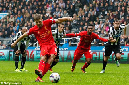 Bàn gỡ hòa 1-1 của Steven Gerrard.
