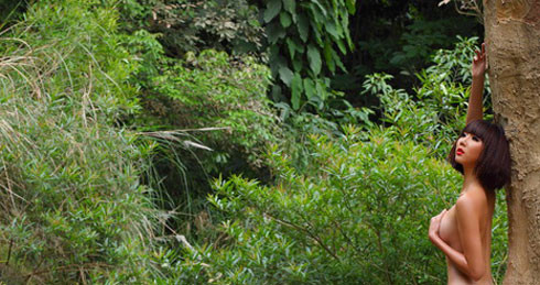 Ngọc Quyên và bộ ảnh nude bảo vệ môi trường gây sốc