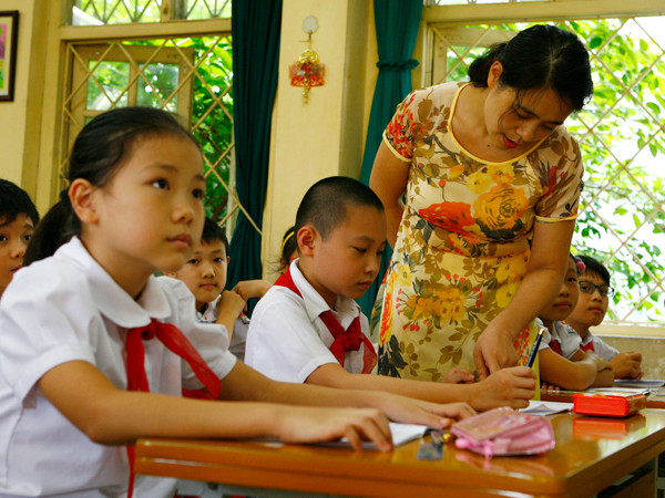 Muốn tuyển nhân sự từ các trường về làm chuyên viên Sở GD&ĐT phải được Bộ Nội vụ đồng ý ? Ảnh: Hồng Vĩnh. Muốn tuyển nhân sự từ các trường về làm chuyên viên Sở GD&ĐT phải được Bộ Nội vụ đồng ý ? Ảnh: Hồng Vĩnh