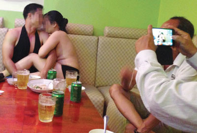 Được khách bo nhiều tiền, tiếp viên chiều tới bến