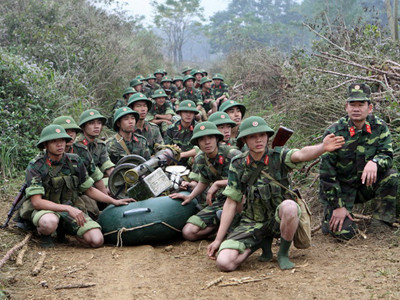 Trung đội bộ binh chuẩn bị vượt sông tiến công mục tiêu địch. (Ảnh: Trọng Đức/TTXVN)