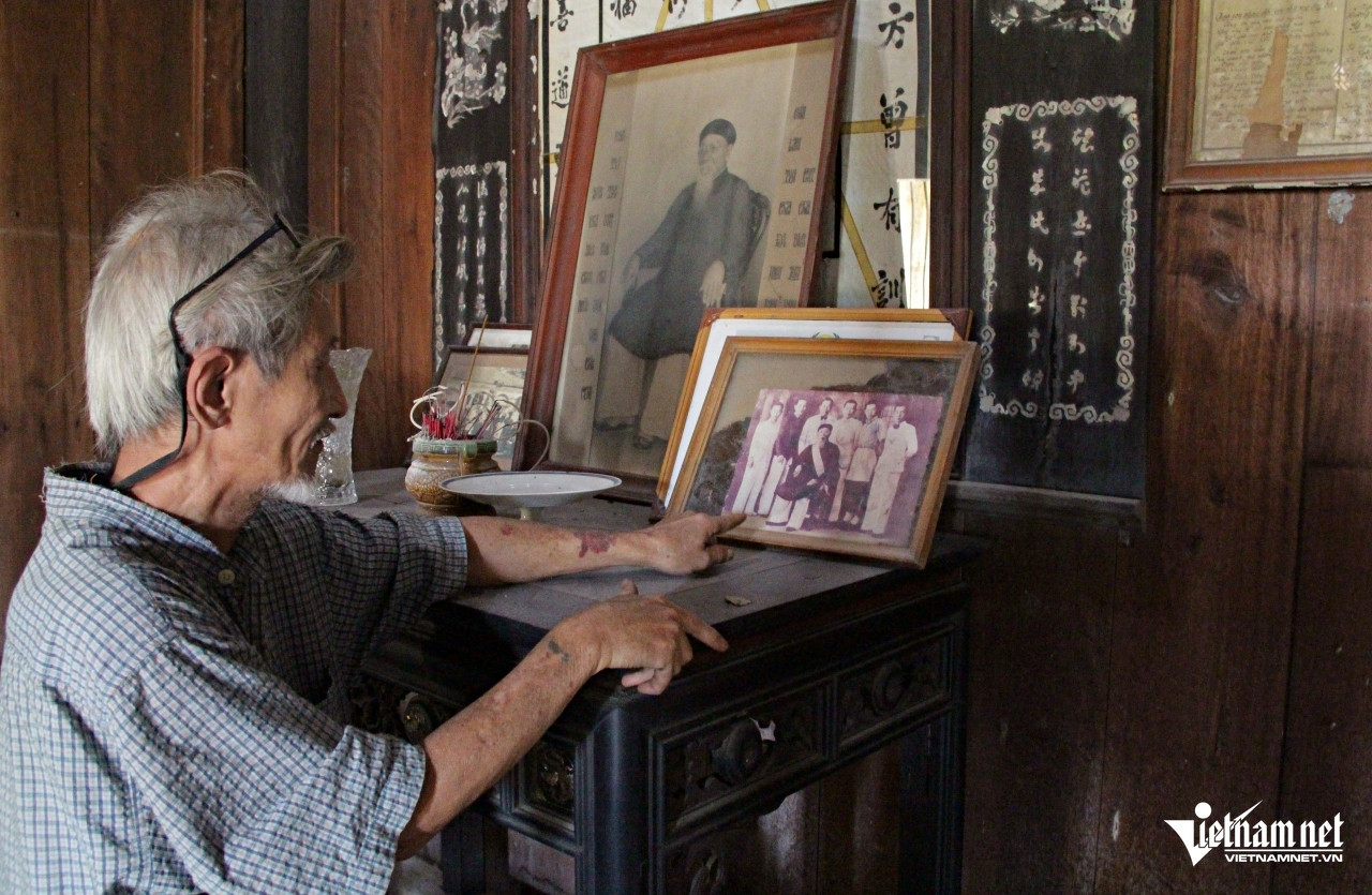 Ban thờ cụ Nguyễn Văn Giác, người xây dựng ngôi nhà cổ có kiến trúc đẹp, độc đáo. Ảnh: Hà Nguyễn