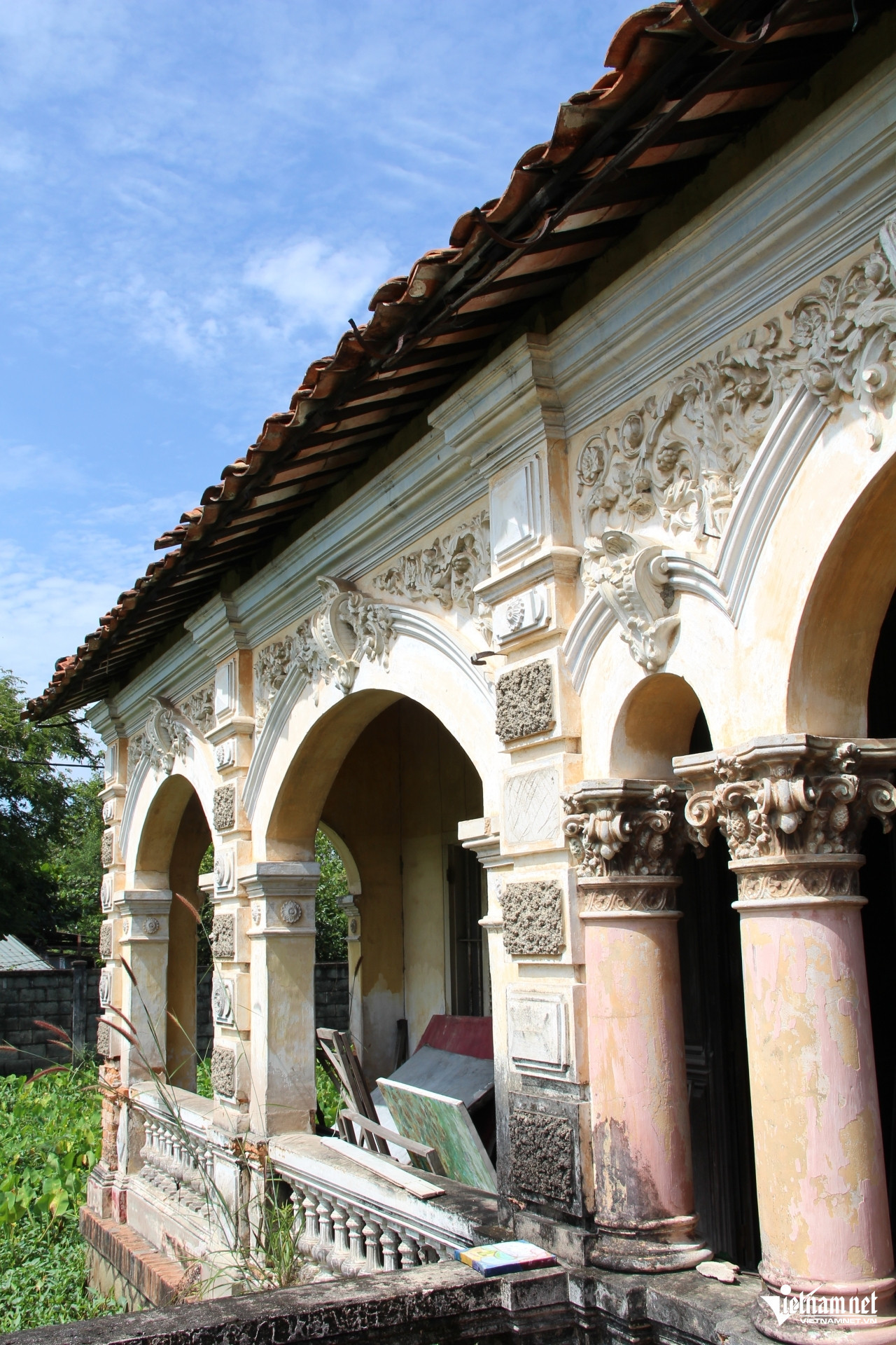 Các họa tiết trang trí trên bức tường phía trước nhà mang phong cách châu Âu. Ảnh: Hà Nguyễn