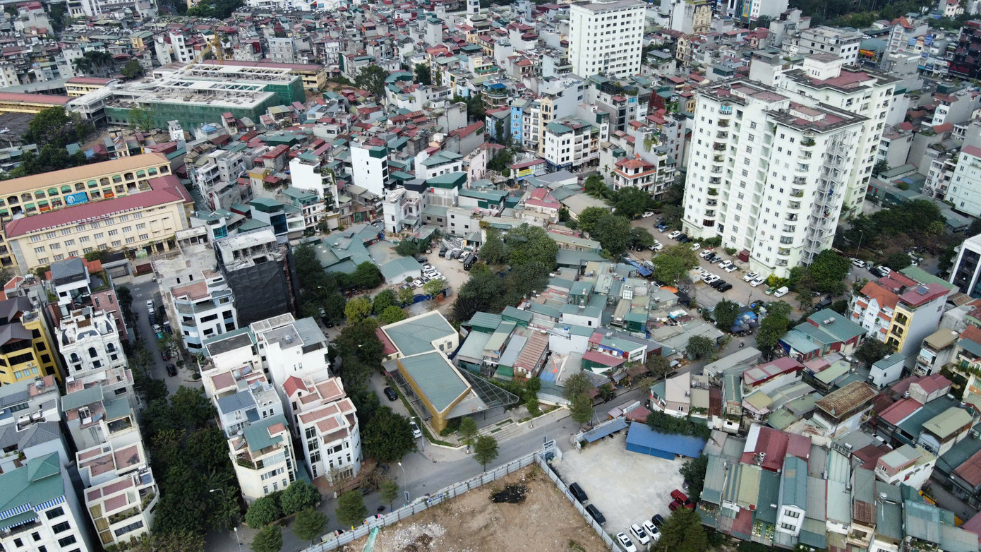 Cũng theo cơ quan thanh tra, tại thời điểm kiểm tra chủ đầu tư khu đô thị mới Hạ Đình chưa xây dựng các công trình hạ tầng xã hội và công trình công cộng như: Một số hạng mục nhà trẻ, khu khám chữa bệnh, cây xanh, bãi đỗ xe… trên các ô đất NT và CC2; chưa thi công hết tuyến đường Hl, H2, H4 và D8 do chưa giải phóng mặt bằng...