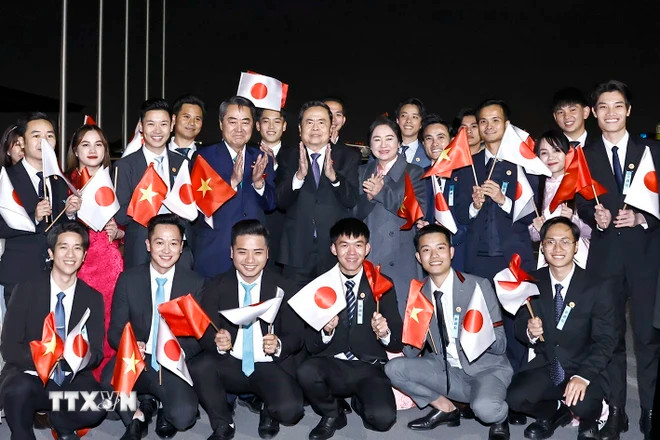 Cán bộ, nhân viên Đại sứ quán, đại diện bà con kiều bào Việt Nam tại Nhật Bản đón Chủ tịch Quốc hội Trần Thanh Mẫn và Phu nhân tại Sân bay Haneda. (Ảnh: Doãn Tấn/TTXVN)