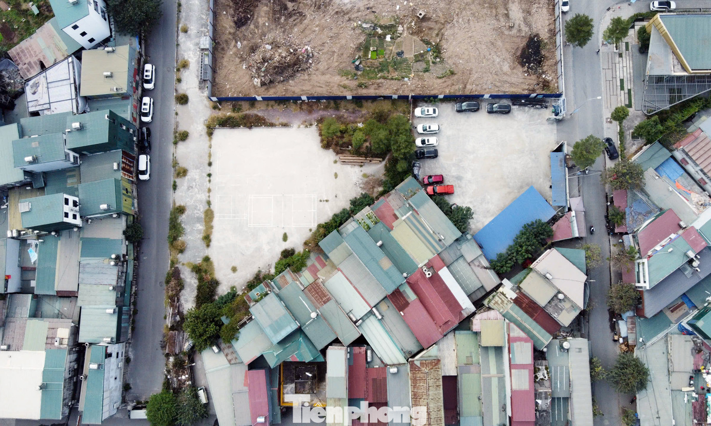 Cũng theo cơ quan thanh tra, tại thời điểm kiểm tra chủ đầu tư khu đô thị mới Hạ Đình chưa xây dựng các công trình hạ tầng xã hội và công trình công cộng như: Một số hạng mục nhà trẻ, khu khám chữa bệnh, cây xanh, bãi đỗ xe… trên các ô đất NT và CC2; chưa thi công hết tuyến đường Hl, H2, H4 và D8 do chưa giải phóng mặt bằng...