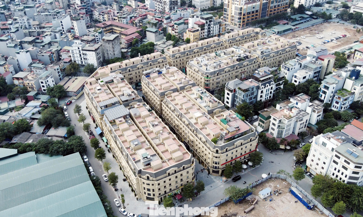 Những dãy biệt thự, nhà vườn tại khu đô thị mới Hạ Đình đã hoàn thiện, bán cho người dân về ở trong khi việc triển khai dự án nhà ở xã hội bị chậm, công trình hạ tầng xã hội, công trình công cộng vẫn "dậm chân".