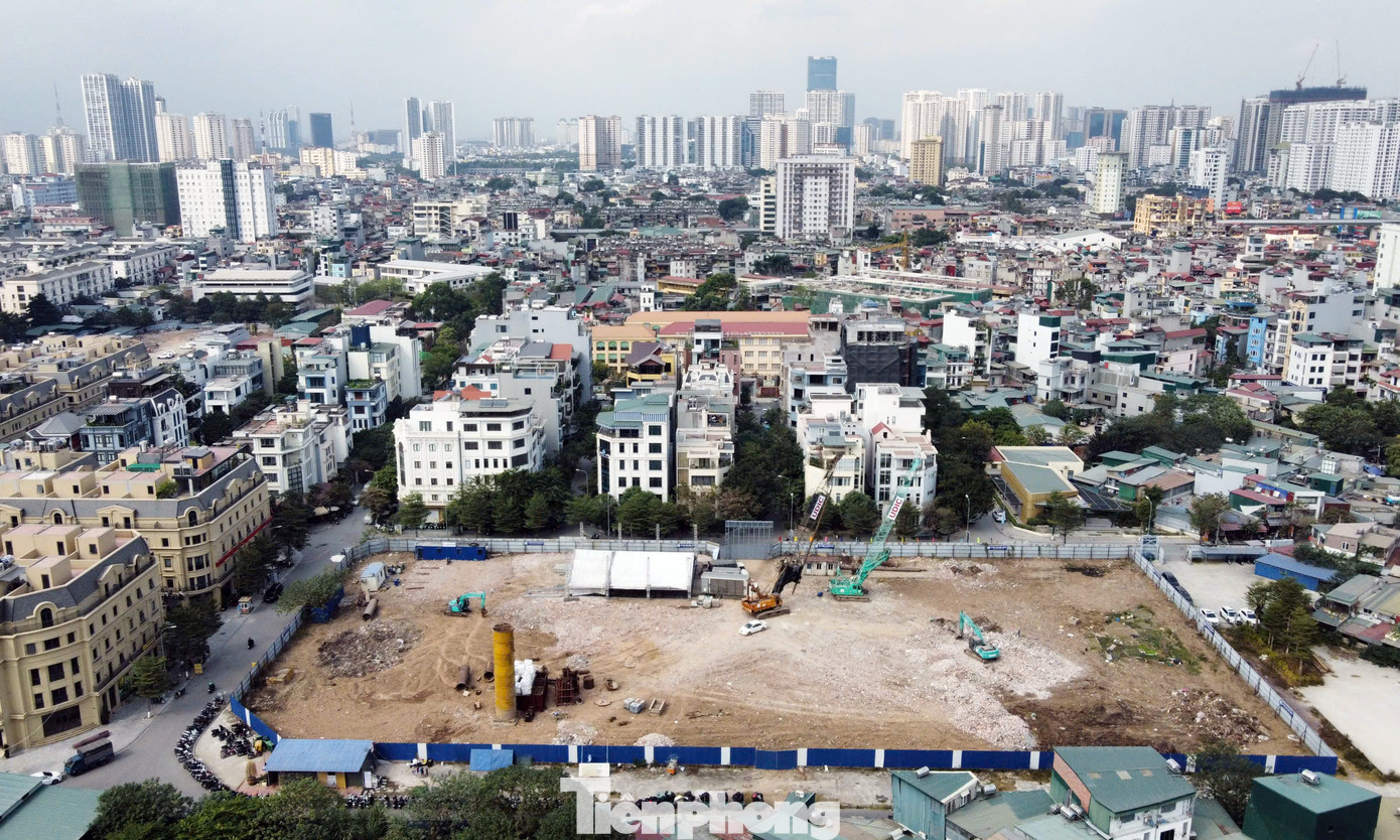 Theo chuyên gia, mô hình để giao dịch nhà đất online như chứng khoán sẽ “siết” lại tình trạng trốn thuế bởi mọi giao dịch sẽ được ghi nhận tự động. Theo chuyên gia, mô hình để giao dịch nhà đất online như chứng khoán sẽ “siết” lại tình trạng trốn thuế bởi mọi giao dịch sẽ được ghi nhận tự động.