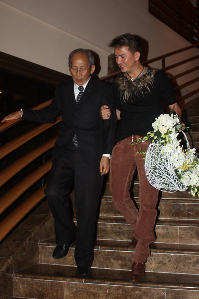 Sau cuộc trò chuyện ngắn, mọi gút mắc trong lòng người nhạc sĩ già và nam ca sĩ nổi tiếng đã được gỡ bỏ