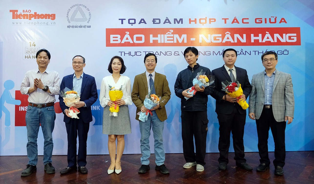 Ông Lê Minh Toản - Phó Tổng Biên tập Báo Tiền Phong (ngoài cùng bên trái) và đại diện Ban tổ chức tặng hoa các vị khách mời dự tọa đàm (Ảnh: Mạnh Thắng) Ông Lê Minh Toản - Phó Tổng Biên tập Báo Tiền Phong (ngoài cùng bên trái) và đại diện Ban tổ chức tặng hoa các vị khách mời dự tọa đàm (Ảnh: Mạnh Thắng)