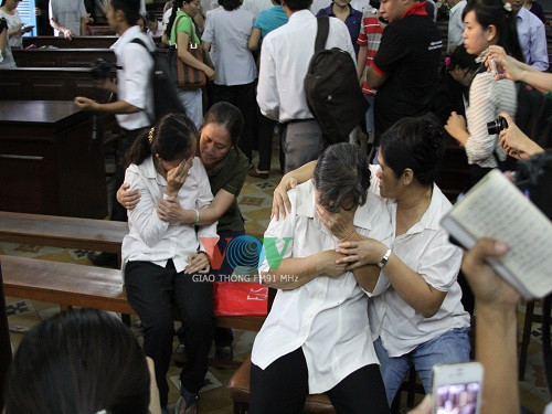 Bi cáo Huyền (áo trắng, bìa trái) và bị cáo Mẫn(áo trẳng, thứ 3 từ trái sang) khóc ngất sau khi nghe tòa tuyên án