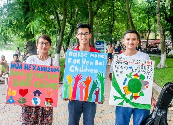 Hát dạo quyên góp tiền ủng hộ trẻ em ở vùng cao ảnh 5