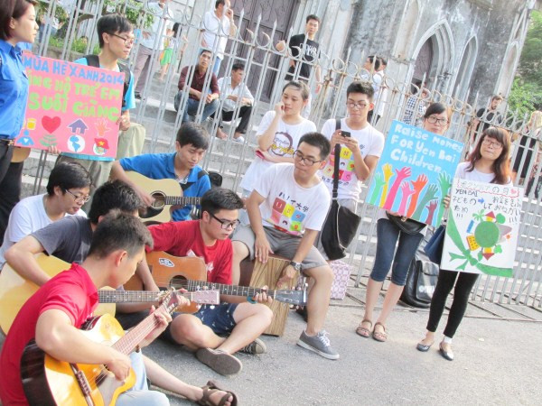 Hát dạo quyên góp tiền ủng hộ trẻ em ở vùng cao ảnh 3