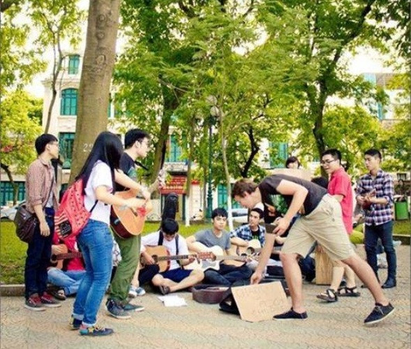 Hát dạo quyên góp tiền ủng hộ trẻ em ở vùng cao ảnh 4