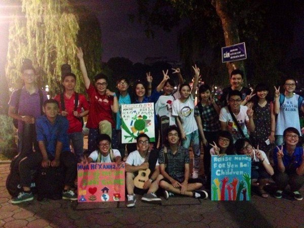 Hát dạo quyên góp tiền ủng hộ trẻ em ở vùng cao ảnh 1