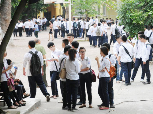 Các em tranh thủ ôn lại bài, dặn dò nhau trước giờ thi