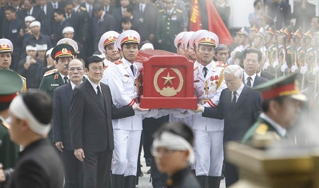 Các đồng chí lãnh đạo Đảng, Nhà nước, Quốc hội, Chính phủ rước linh cữu Đại tướng ra Linh xa